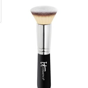 It cosmetics foundation brush